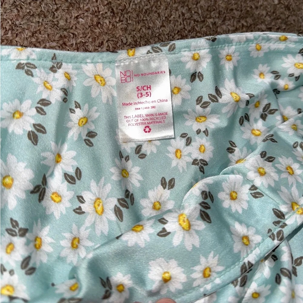 No boundaries white daisies women’s floral mini skirt size small, 3-5! - Picture 4 of 4